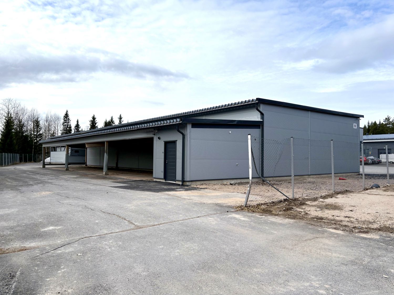 Toimistot matalammassa osassa