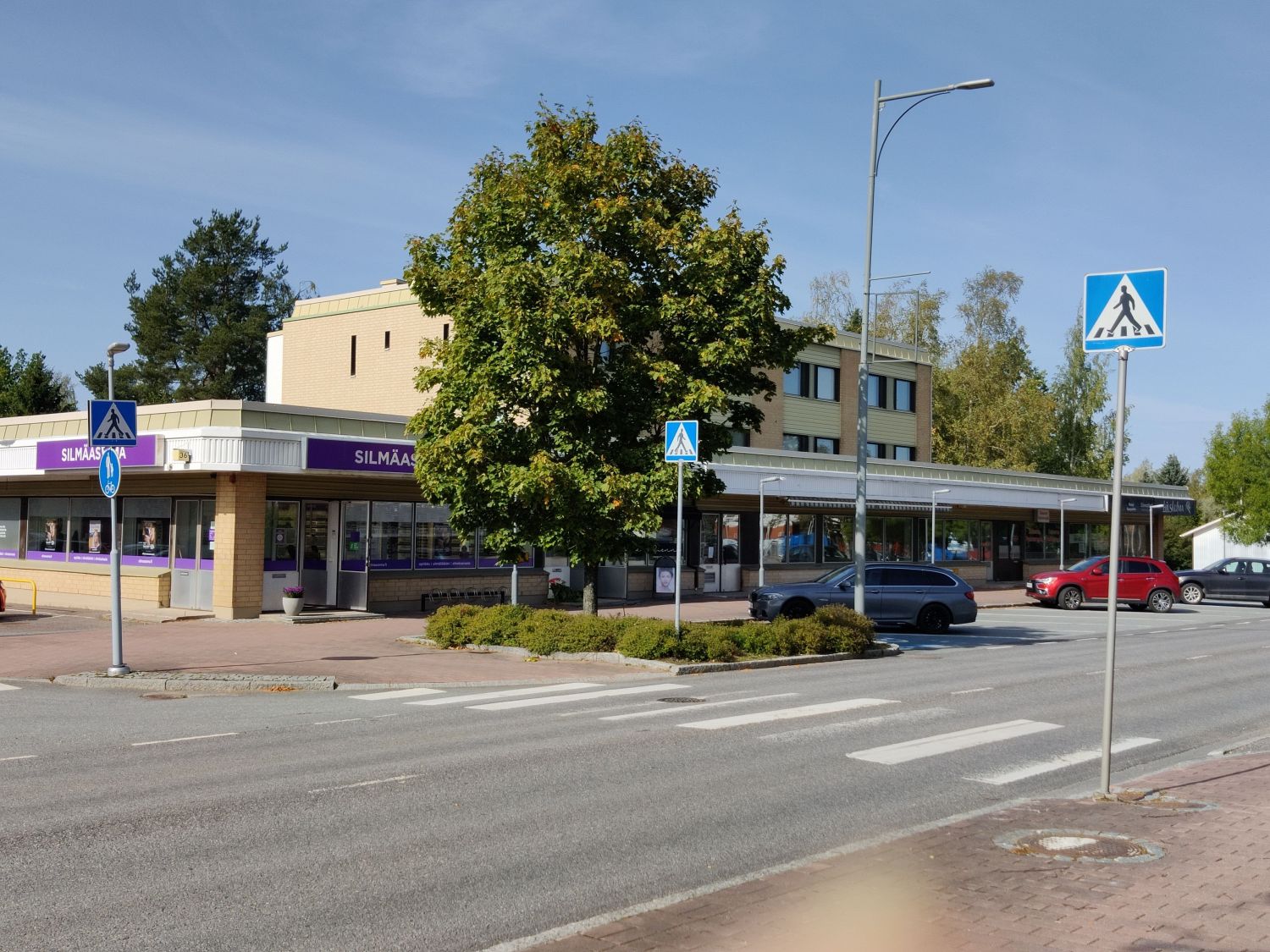 Joensuuntie 36:ssa Somerolla katutasossa sijaitsee erinomainen liike/myymälätila, joka tarjoaa monipuoliset mahdollisuudet liiketoiminnalle. Tämä vuonna 1986 valmistunut liiketila on hyvässä kunnossa ja sijaitsee omalla tontilla. Tilan pinta-ala on 349 m2, kolme sisäänkäyntiä, helposti jaettavissa u...