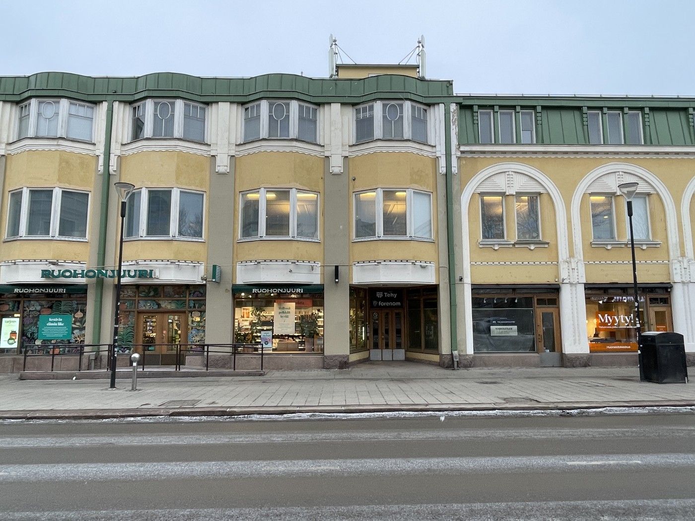 Vuokrataan 3. kerroksen 223 m² toimistotila vuonna 1911 rakennetussa arvokiinteistössä Turun ydinkeskustassa, osoitteessa Eerikinkatu 17 C. Turku.Viihtyisä ja edustava tilakokonaisuus, jossa on aulatilan lisäksi viisi työhuonetta, iso neuvottelu- ja koulutustila sekä keittiö. Tiloissa on kaksi wc:t...