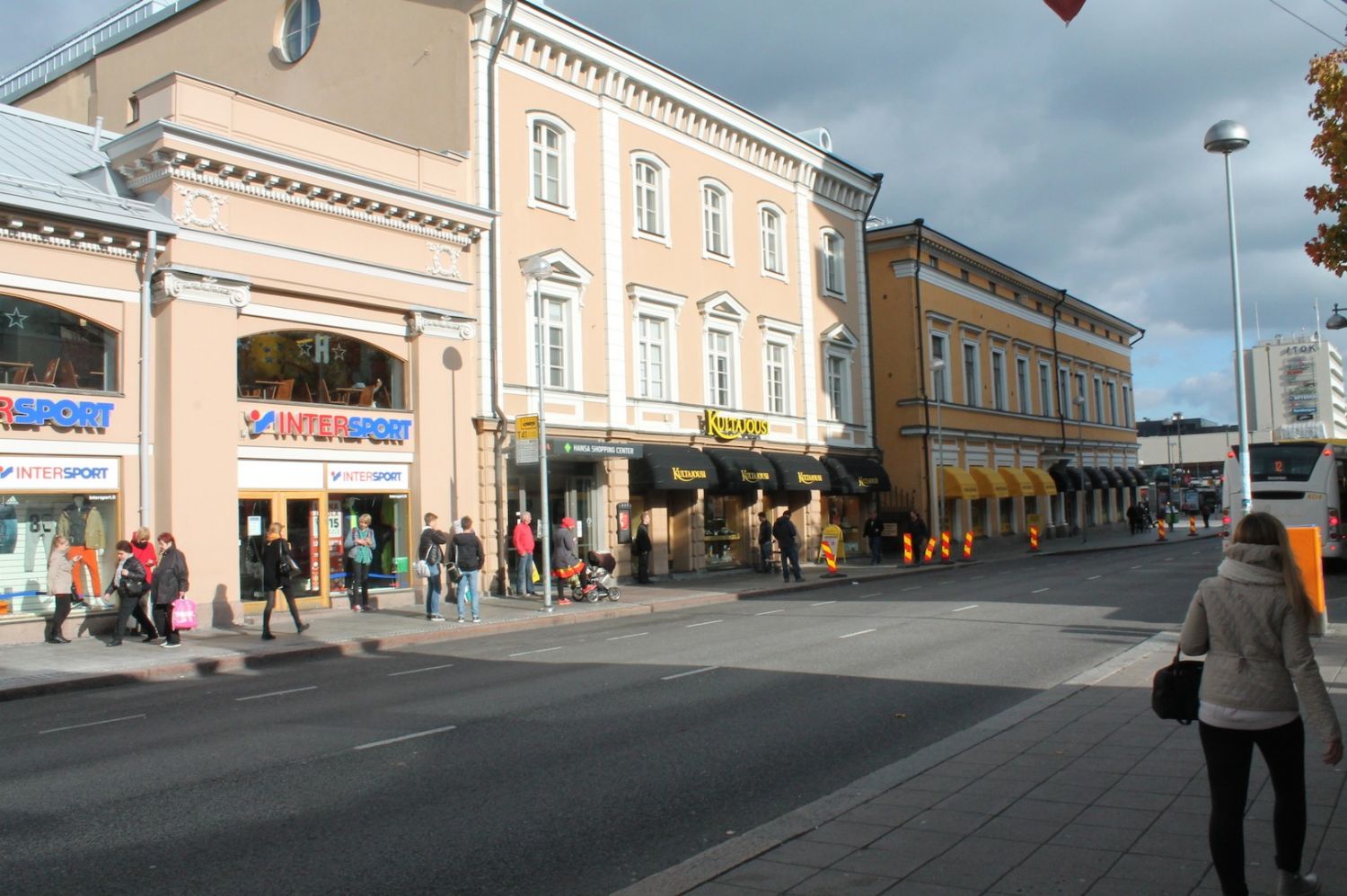 Vuokrattavana 3. kerroksen 197 m2 toimistotila arvokkaassa vanhassa ydinkeskustan talossa, osoitteessa Eerikinkatu 13, Turku. Tilakokonaisuus käsittää 5–6 erikokoisia huoneita sekä keittiön. Huoneiden suuri huonekorkeus tuo tilaan avaruutta ja arvokasta tunnelmaa.Huoneistossa on useita vessoja, ja...