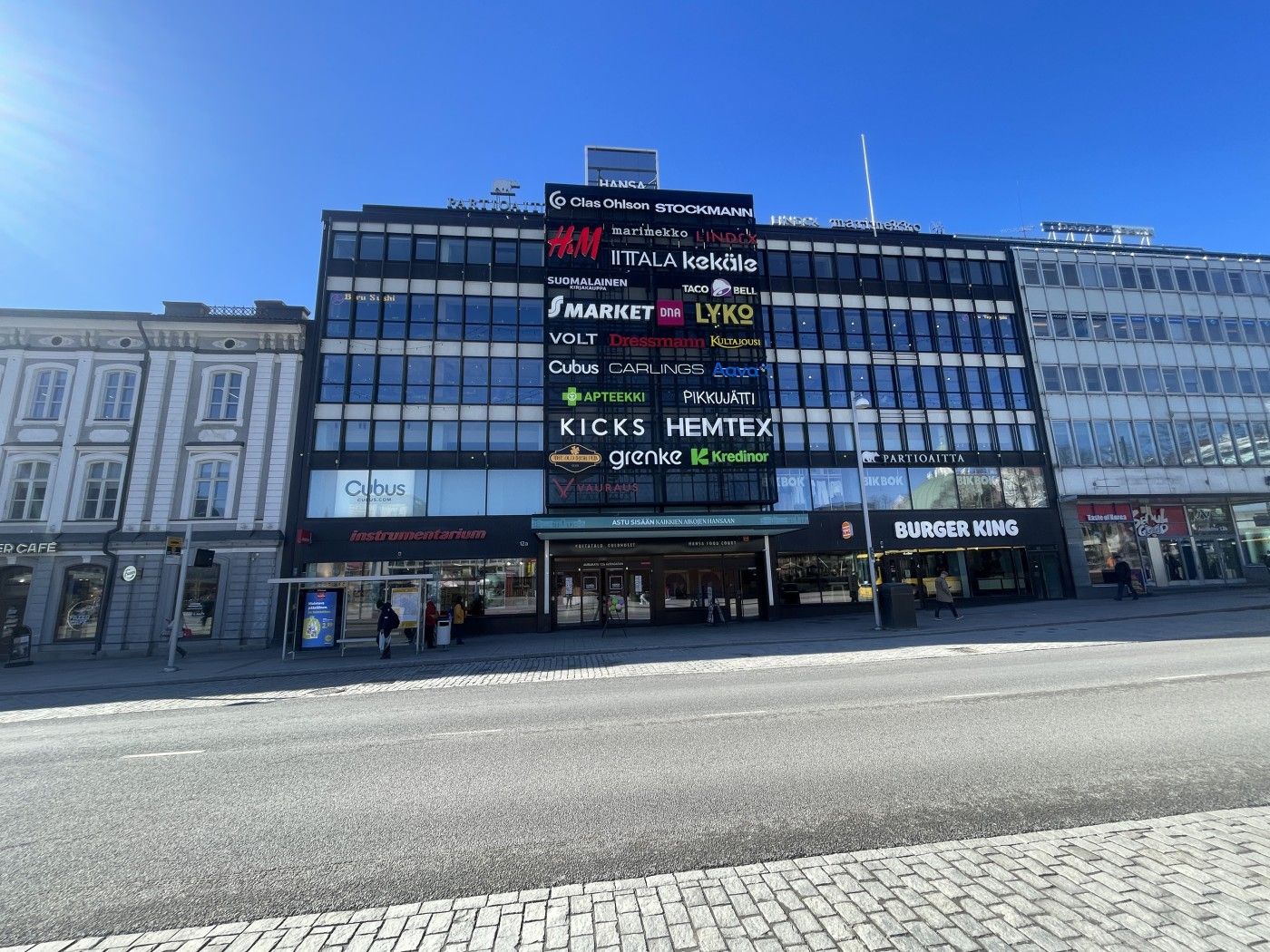 Vuokrattavana 4.krs 376 m2 toimitila Turun ydinkeskustassa Kultatalossa, osoitteessa Aurakatu 12. Tilasta on upeat näköalat suoraan Turun Kauppatorille.Tila on korkeatasoinen kokonaisuus, jossa on aulatilan lisäksi 10 huonetta sekä tauko- ja sosiaalitilat. Henkilökunnan wc-tilojen lisäksi käytöss...