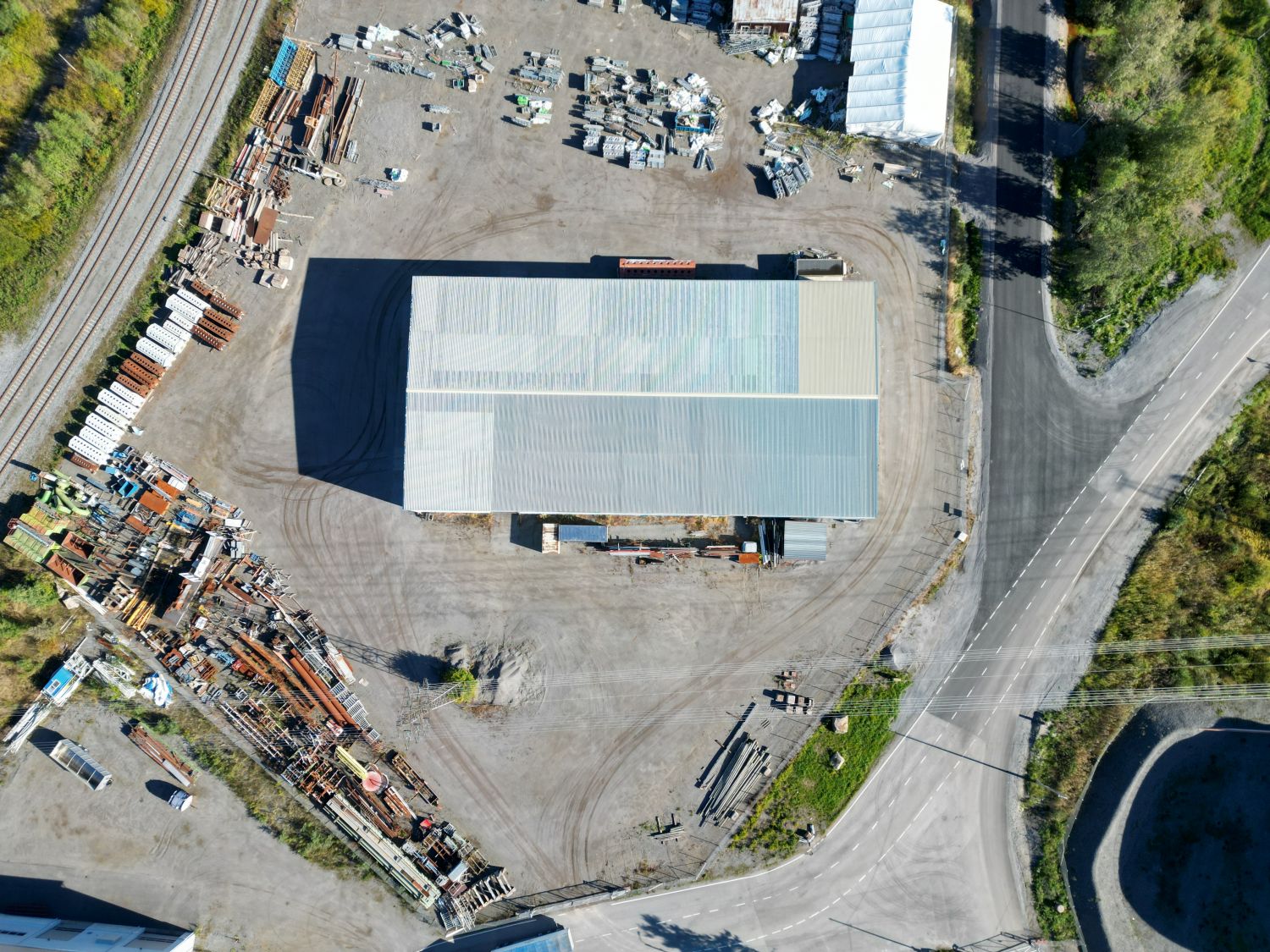  Vuokrataan Vaasan vaskiluodossa satama-alueen välittömässä läheisyydessä halli- ja varastotilaa, sekä 1,4 ha piha-aluetta. 