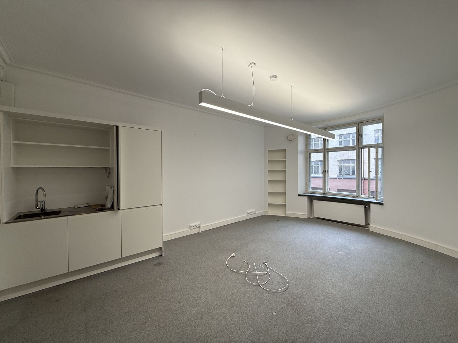 Nyt vuokrattavissa 96 m2 toimisto tai liiketila Kampista. Tila koostuu tilavasta aulasta ja kahdesta suuresta tilasta keittiöllä, wc-tiloilla ja komeroilla. Tilat ovat valoisat ja kutsuvat sekä muunneltavissa vuokralaisen toiveisiin sopivaksi. Annankatu 31–33 sijaitsee Kampin ytimessä, yhdellä Hel...