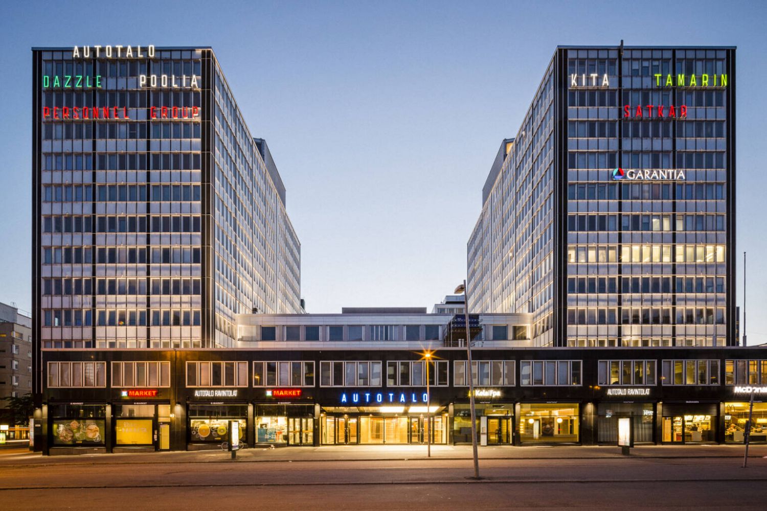 Autotalo on valmistunut Kamppiin 1958 ja se on osa Kampin Autotalokorttelia. Rakennuksessa on 12 kerrosta ja kolme maana...