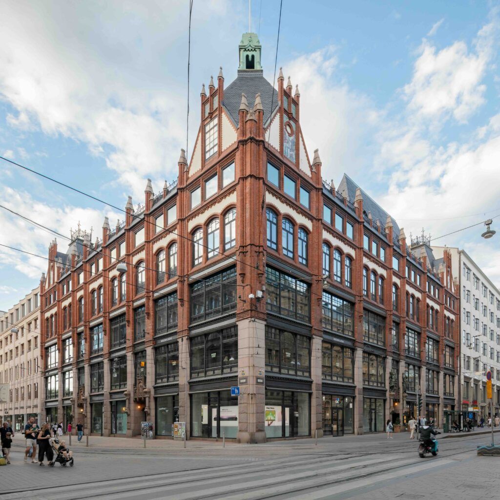 Erinomaisella sijainnilla Helsingin ydinkeskustassa, Aleksanterinkatu 13:ssa, on nyt tarjolla 178 m² liiketila Mikonkadun puolella. Tilassa on suora katuyhteys, mikä takaa erinomaisen näkyvyyden ja saavutettavuuden asiakkaille. Historiallinen arvokiinteistö yhdistää näyttävät puitteet ja toimivan li...