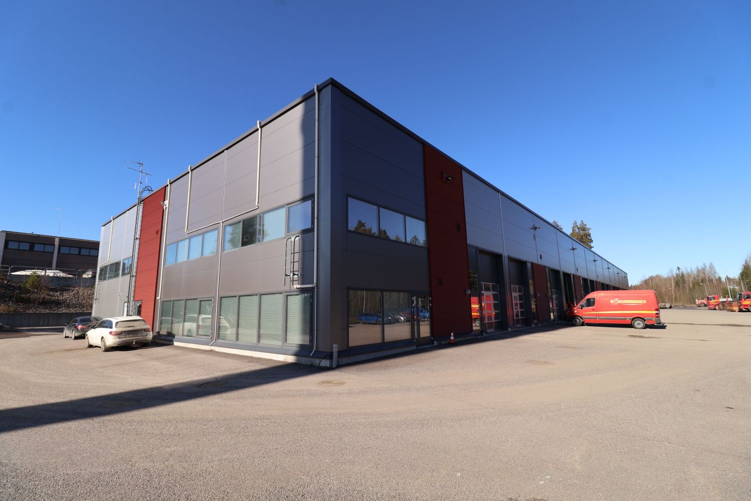 VUOKRATTAVANA VARASTO-,TOIMISTO-, JA PIHATILAA, Juvan teollisuuskatu 42Vuonna 2017 valmistunut nykyaikainen logistiikkakiinteistö tarjoaa erinomaiset puitteet tehokkaaseen toimintaan. Rakennuksessa on toimistotilat eteläpäädyssä sekä läpiajettava halli, jonka sivuilla on useita nosto-ovia maantaso...