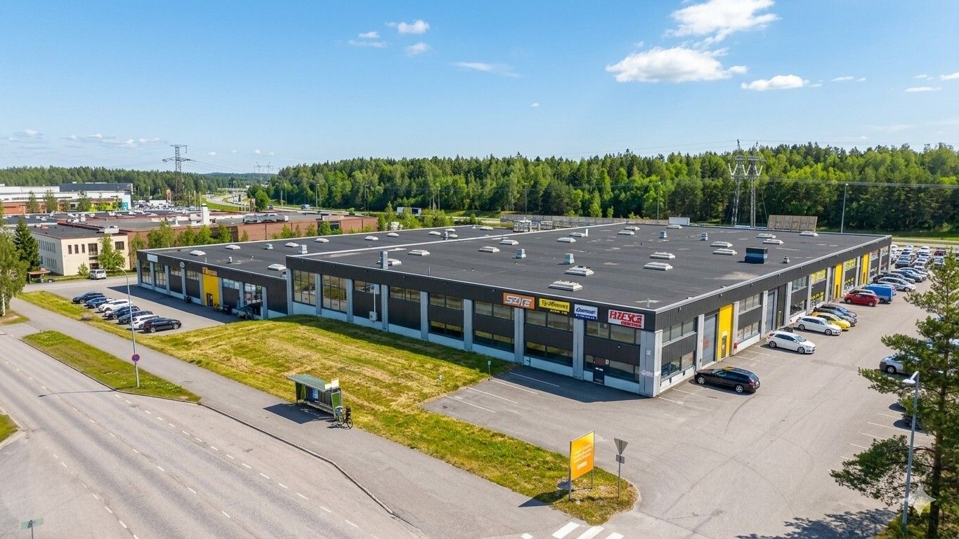 Huippu paikalla Kehä3 näkyvyydellä 850m2 toimitilaa. Hallissa kaksi 4metrin nosto-ovea, vapaa korkeus noin 6m. Pihalla hyvin autopaikkoja. Kiinteistön katolle mahdollista laittaa valomainos todella hyvällä näkyvyydellä Kehä 3.lle Lisätiedot: Sami Tukiainen 0400 467 694 / sami.tukiainen@kiinteistot...