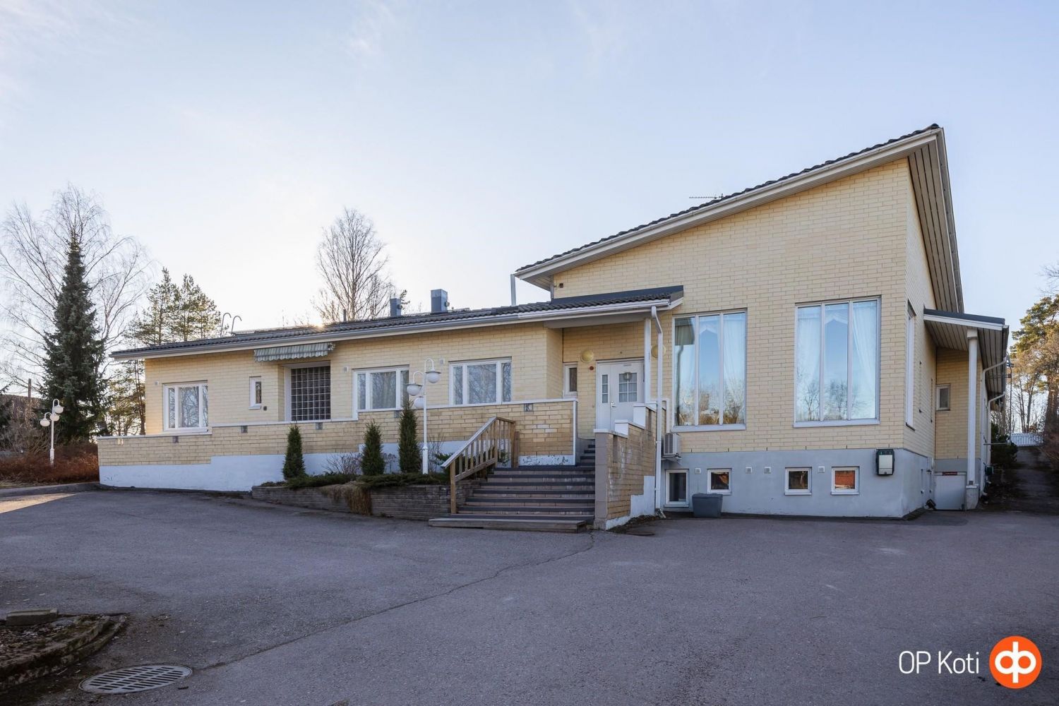 Näyttävä kiinteistö monipuoliseen käyttöön. 545 m², 20 huonetta ja upea korkea olohuoneVuonna 2000 valmistunut näyttävä ja hyvin rakennettu kiinteistö tarjoaa runsaasti tilaa sekä monipuolisia mahdollisuuksia erilaisiin käyttötarkoituksiin. Rakennus on aikaisemmin toiminut hoivatilana ja soveltuu ...