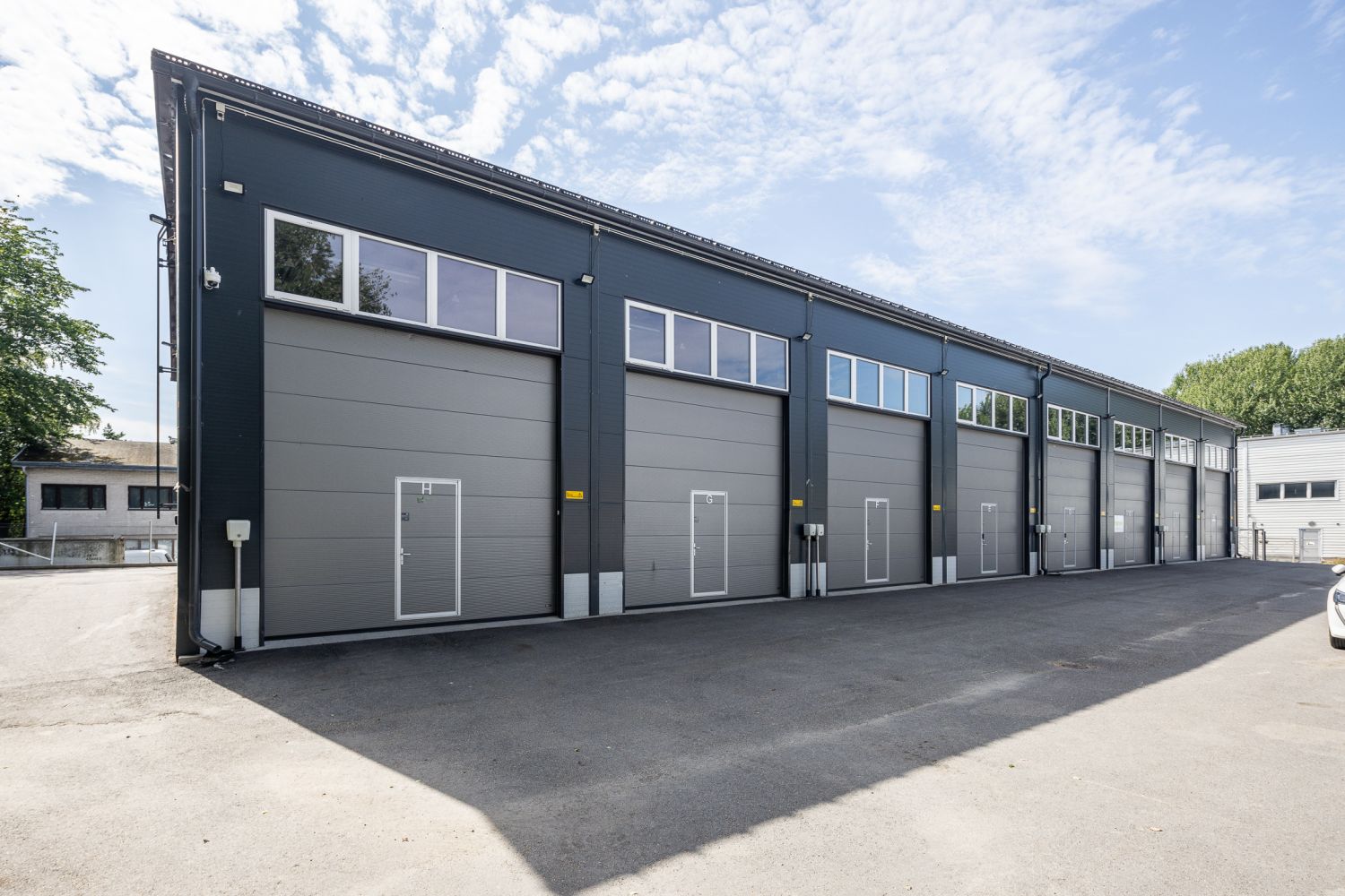 Laadukasta varasto- / tuotantotilaa sekä edustava asunnon laatutasoa vastaava toimisto parvella.