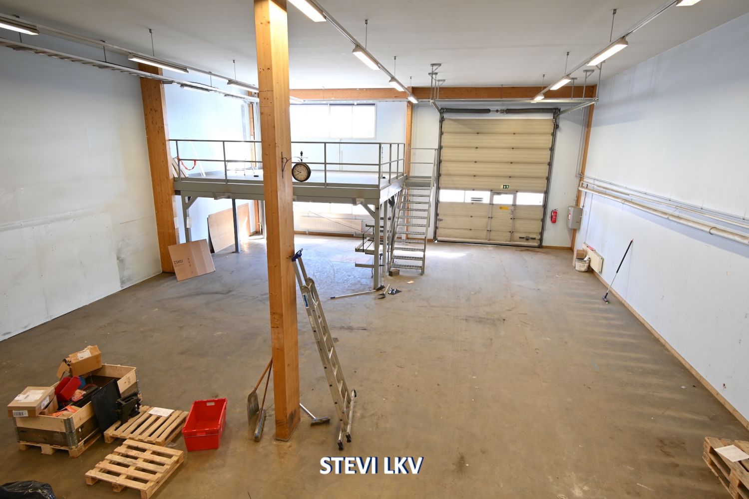 Varasto- / Liiketila + toimisto *Katutaso & Näkyvä paikka