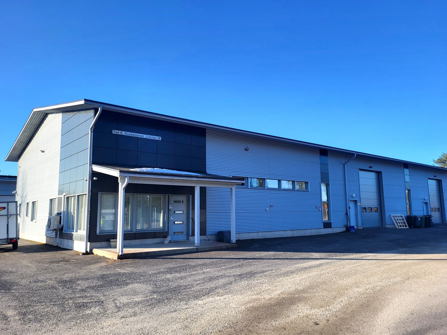 Myydään tehokas hyväkuntoinen hallitila suositulta ruskon alueelta!
Tontti aidattu jokaiselta sivulta. Sähköportit kahde...