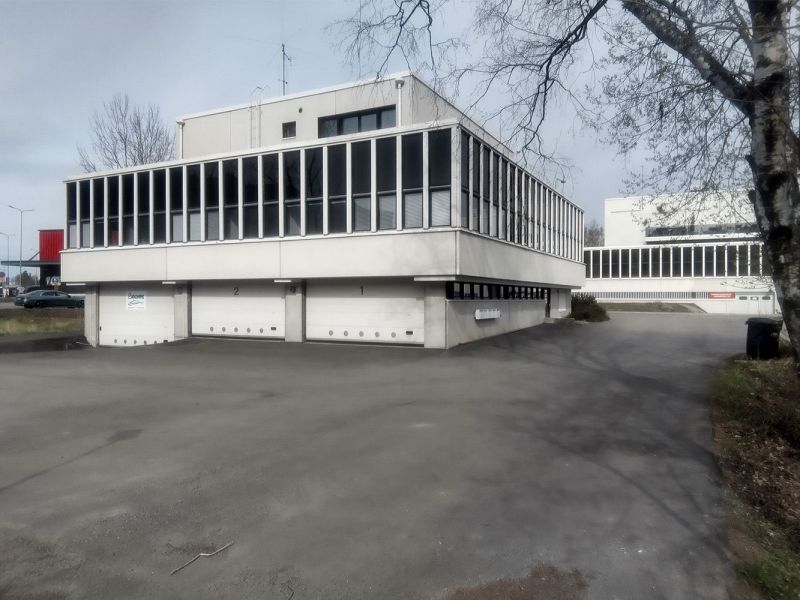 Hyvä talli/hallitila omalla työhuoneella vuokrattavana hyvällä sijainnilla! Vuokra 2'350 €/kk + alv