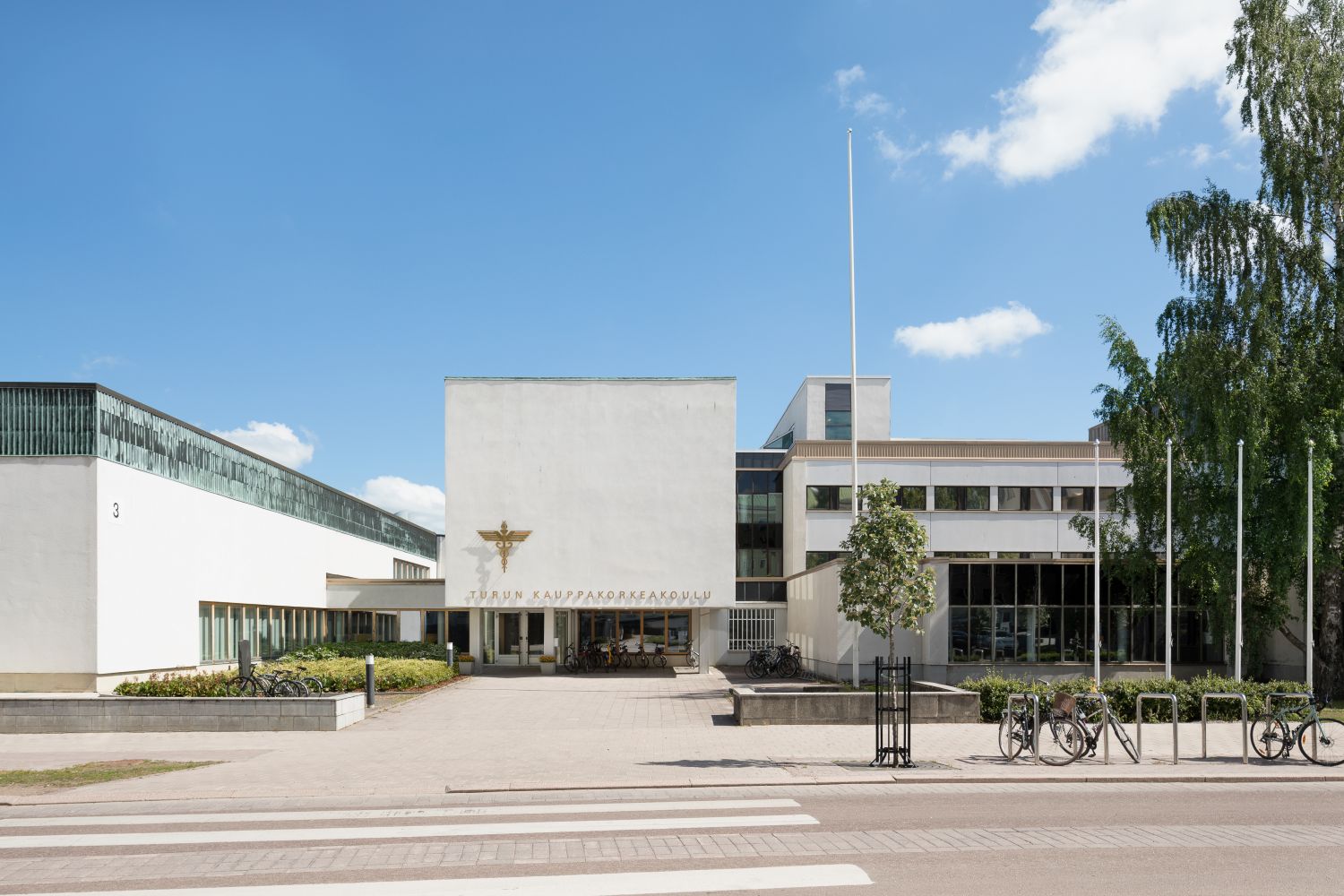 Helposti saavutettavaa toimitilaa Turun keskustan läheisyydestä!Turun yliopistokampuksella sijaitseva kohde tarjoaa yrityksille tilaa aivan keskustan tuntumassa. Kyseessä on kauppakorkeakoulun 88-osa, joka on valmistunut vuonna 1988. Sijainti tuo kävelyetäisyydelle sekä keskustan että Kupittaan ...
