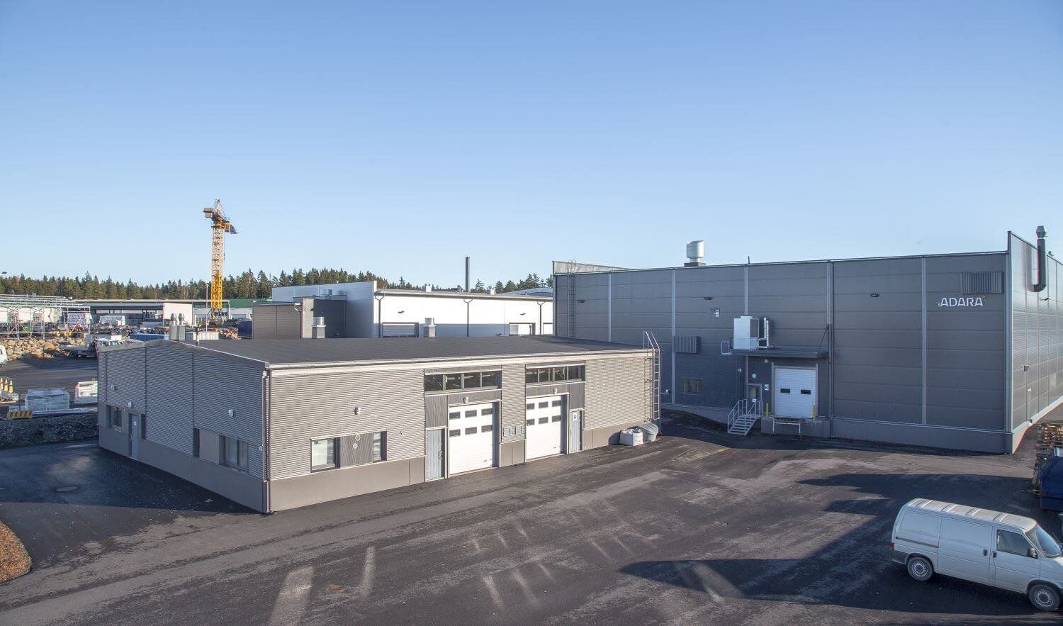 Vuokrataan hyvää, korkeaa hallitilaa. Toimitilassa on lastauslaituri ja nosto-ovi rekalle. Lattian kantavuus 1000 kg/m² ...