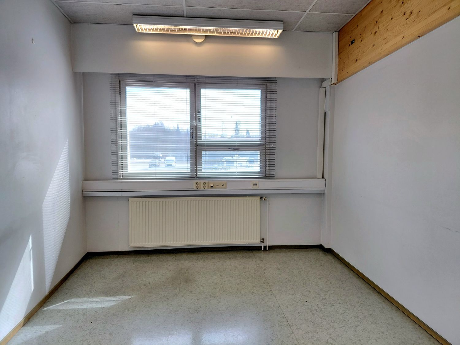 Heti vapaana, noin 12 m² toimistohuone rakennuksen 2. kerroksessa. Tila sopii erinomaisesti pienyrittäjälle tai rauhalli...