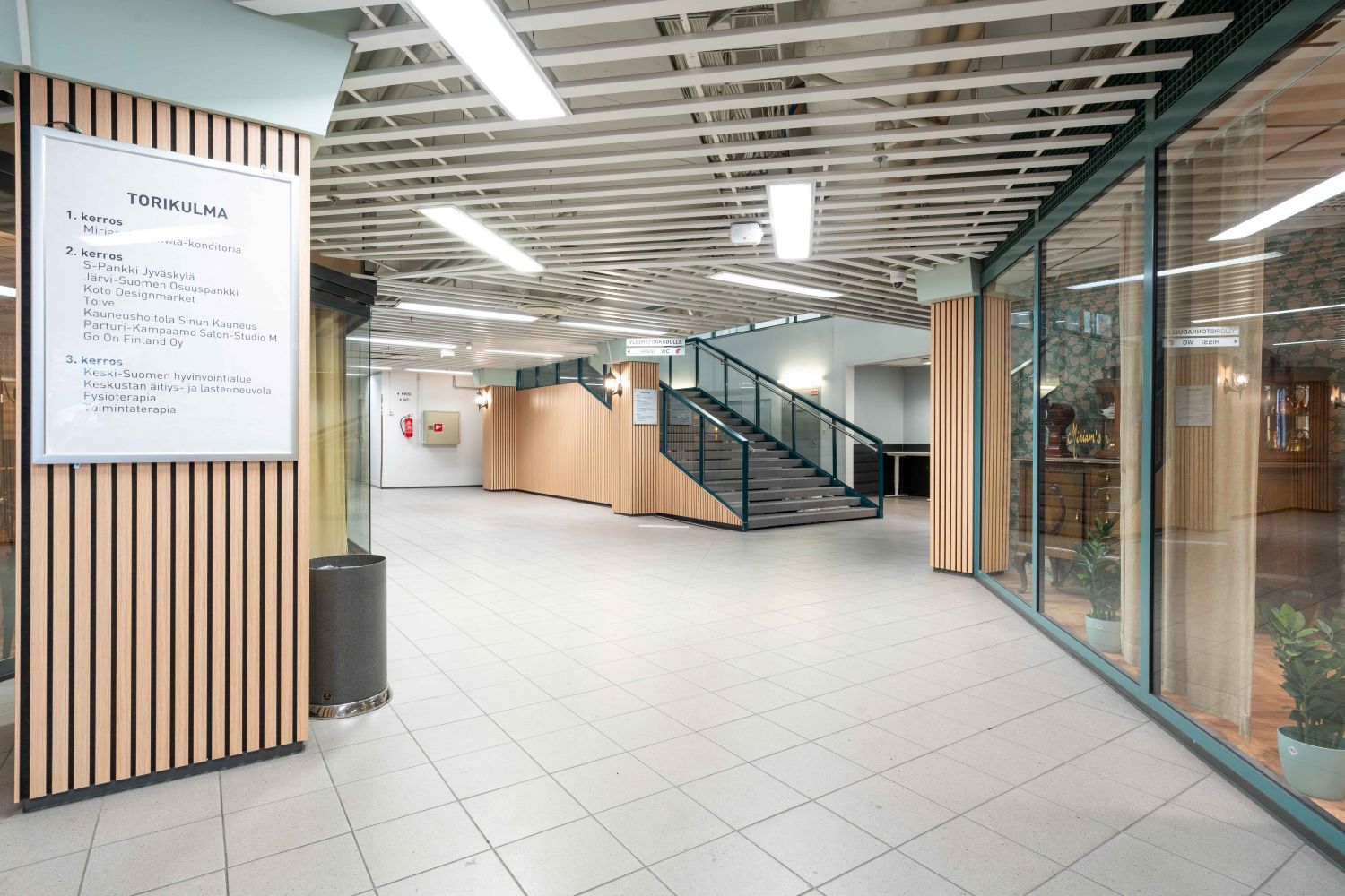 Asemakadun sisääntulo käytävä