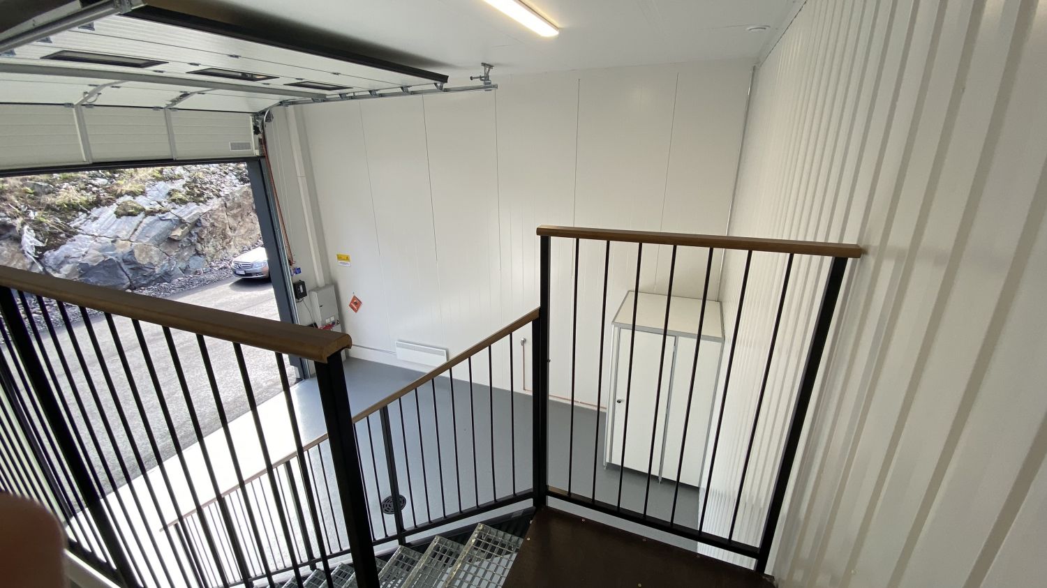 Näkymä parvelta alas hallitilaan ja nosto-ovelle