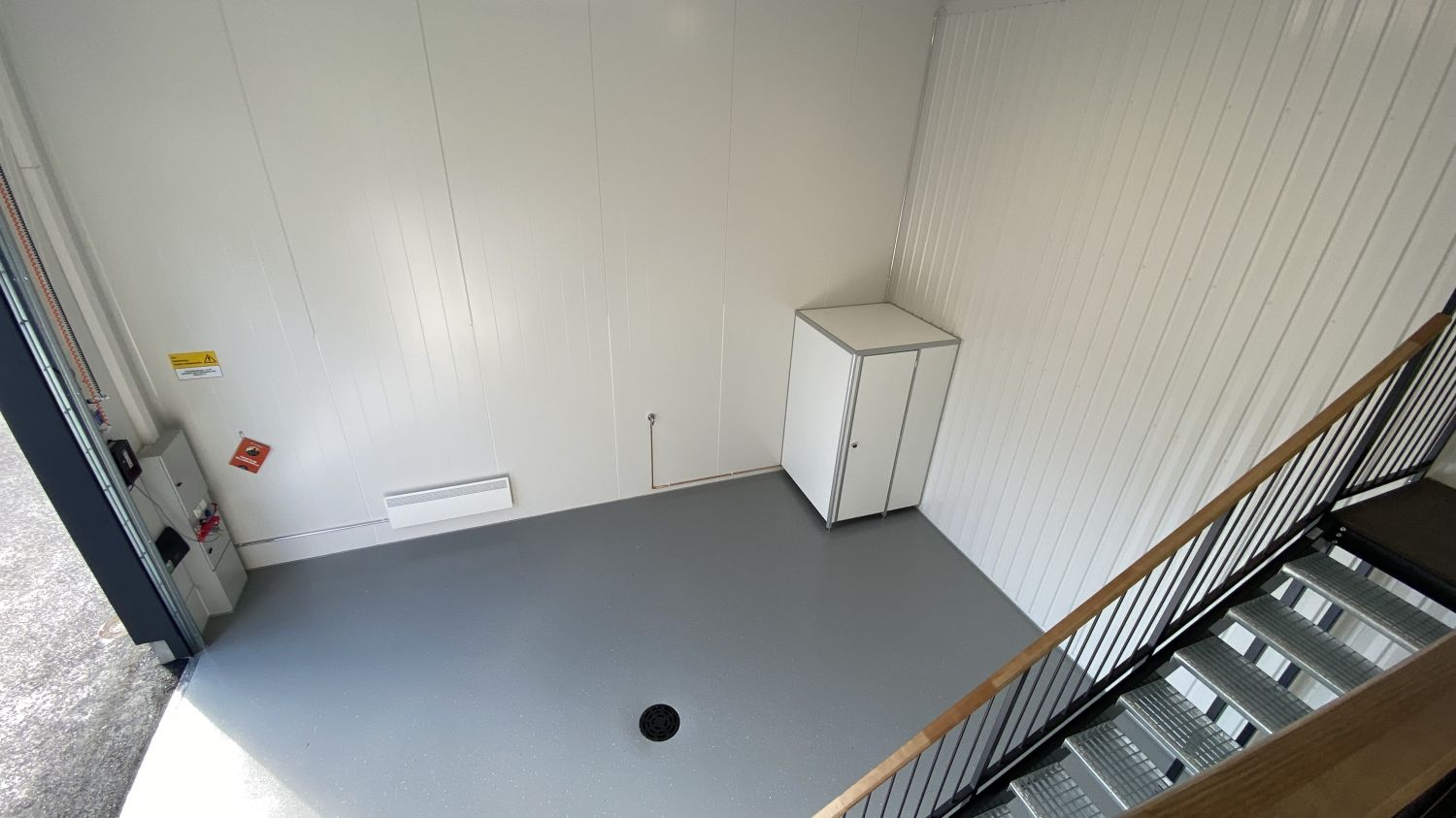 Näkymä parvelta alas hallitilaan ja nosto-ovelle