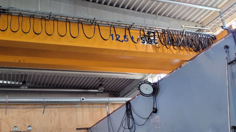 Siltanosturi, jossa kaksi eri nostinta, 12,5tn ja 5tn