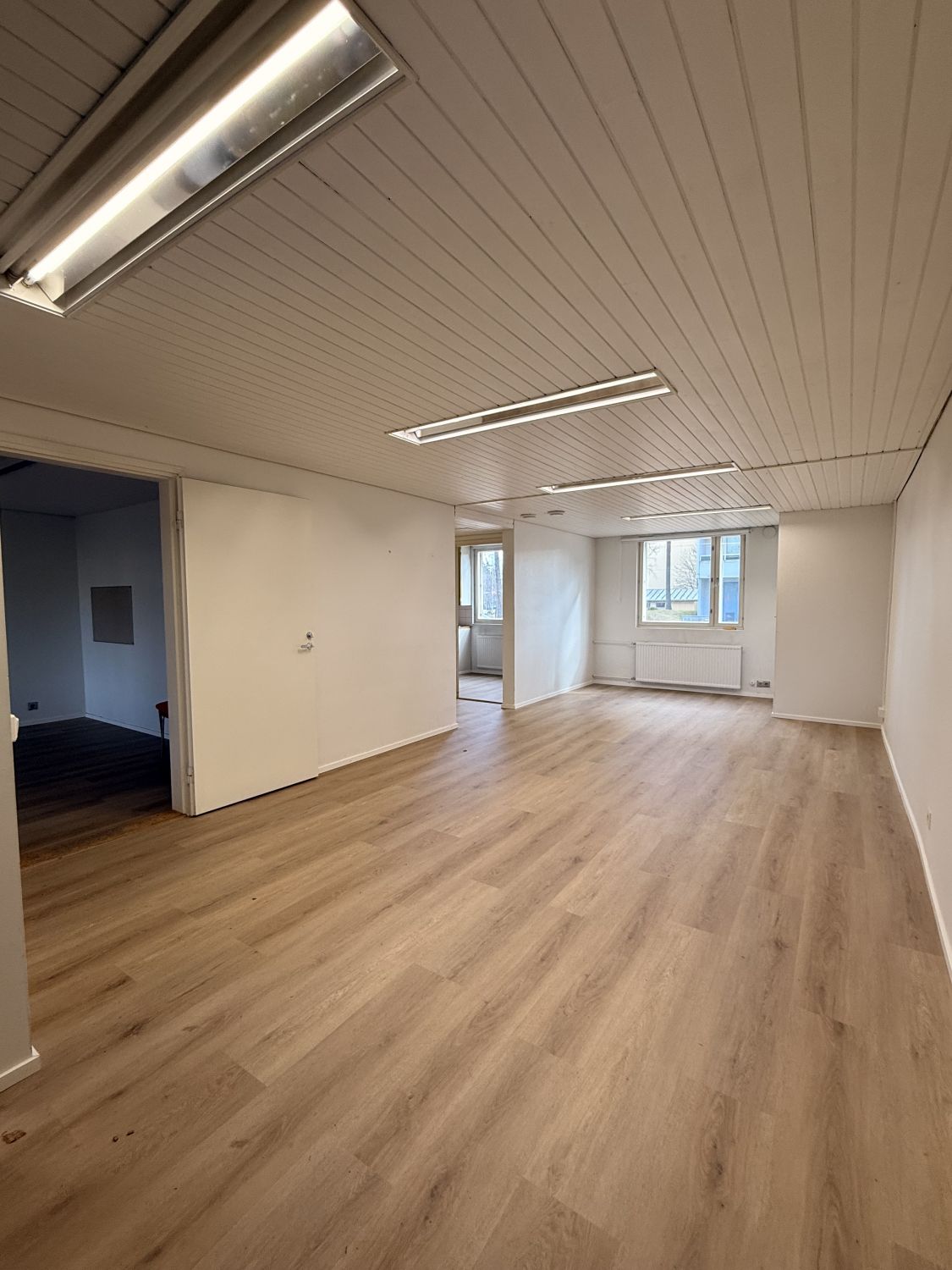 Monien mahdollisuuksien siisti toimisto / varastotila 77 m2, 2 h, keittiö ja wc, omalla sisäänkäynnillä katutasossa.
Ves...