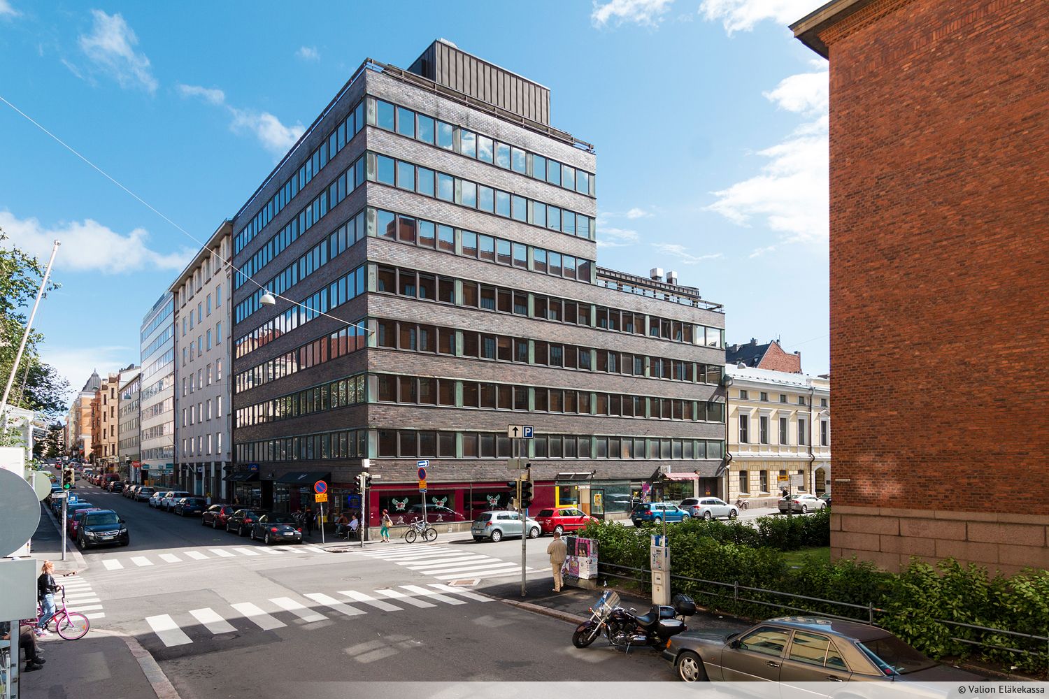 Kampissa tilava toisen kerroksen toimistotila, joka koostuu useista toimisto- ja neuvotteluhuoneista. Kiinteistö sijaitsee Eerikinkadun ja Albertinkadun kulmassa. Suurin osa tilan ikkunoista aukeaa Albertinkadun puolelle. Erinomainen sijainti vain kivenheiton päässä Kampin keskuksesta ja metroasemal...