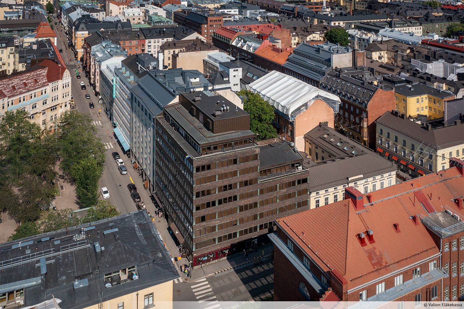 Kampissa tilava toisen kerroksen toimistotila, joka koostuu useista toimisto- ja neuvotteluhuoneista. Kiinteistö sijaitsee Eerikinkadun ja Albertinkadun kulmassa. Suurin osa tilan ikkunoista aukeaa Albertinkadun puolelle. Erinomainen sijainti vain kivenheiton päässä Kampin keskuksesta ja metroasemal...