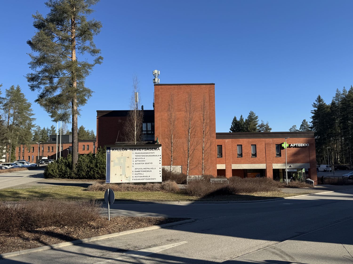 Kyllön terveysasemalla on nyt tarjolla laadukkaat kahvila- ja lounasravintotilat. Rakennus sijaitsee näkyvällä paikalla Keskussairaalantien varrella. 