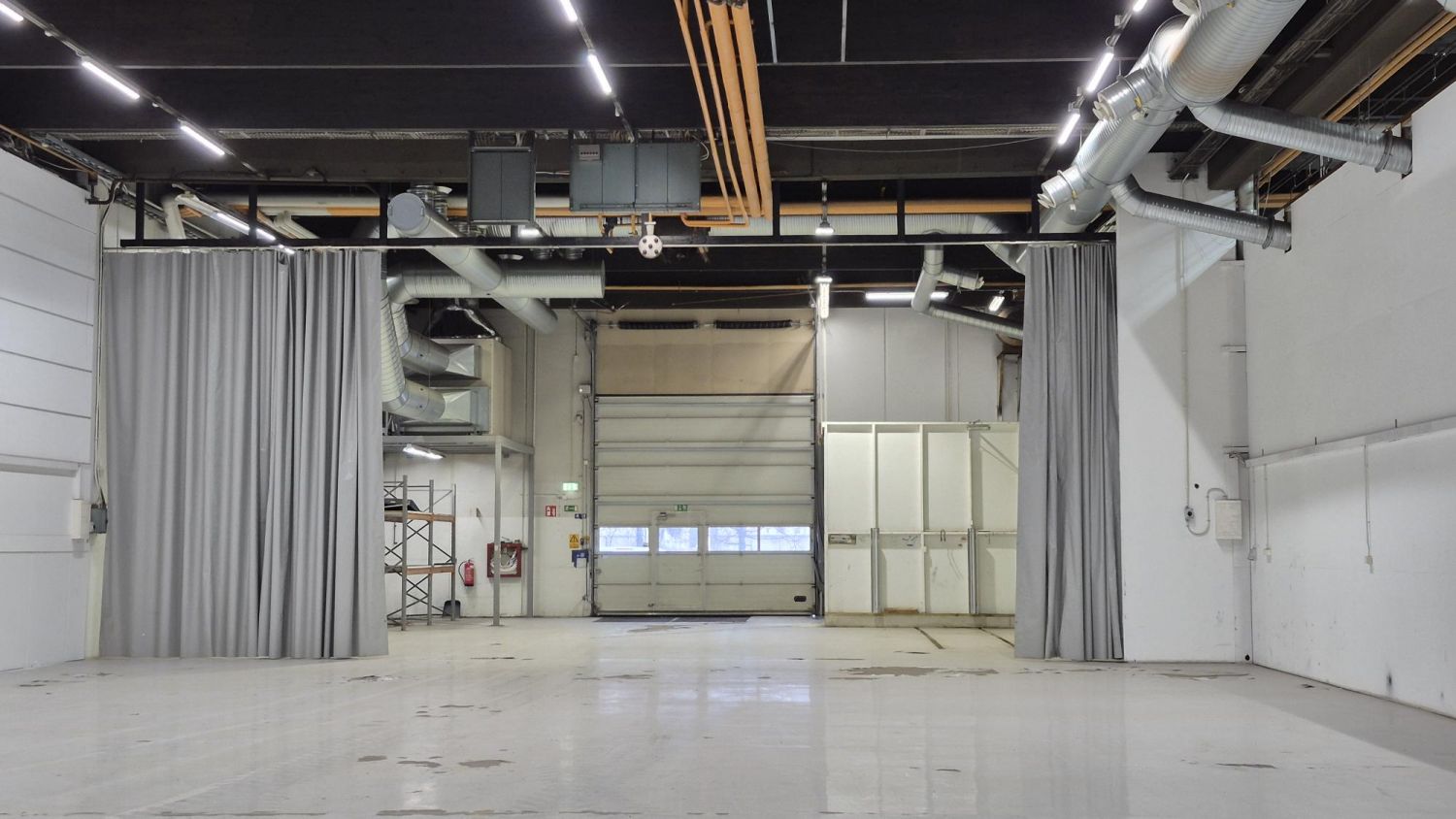 Vuokrattavana 675 m² katutason tuotanto‑ ja varastotila Vantaan Kaivokselassa.Soveltuu monipuoliseen tuotannolliseen käyttöön, huolto‑ ja korjaamotoimintaan sekä varastointiin. Erinomainen logistinen sijainti Silvolan yritysalueella, Hämeenlinnanväylän välittömässä läheisyydessä.Ominaisuudet:Pin...