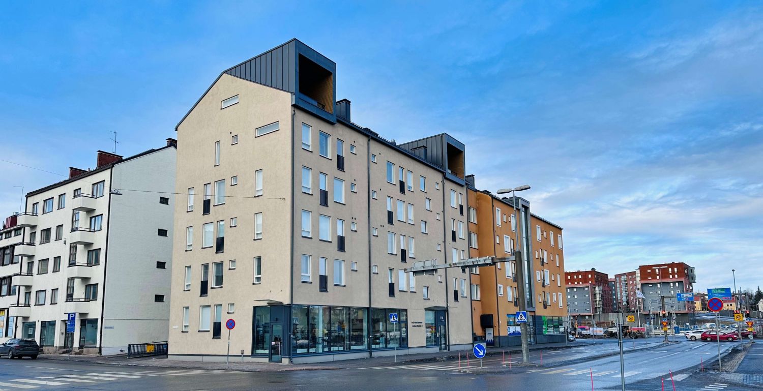 Moderni liikehuoneisto näkyvällä paikalla.