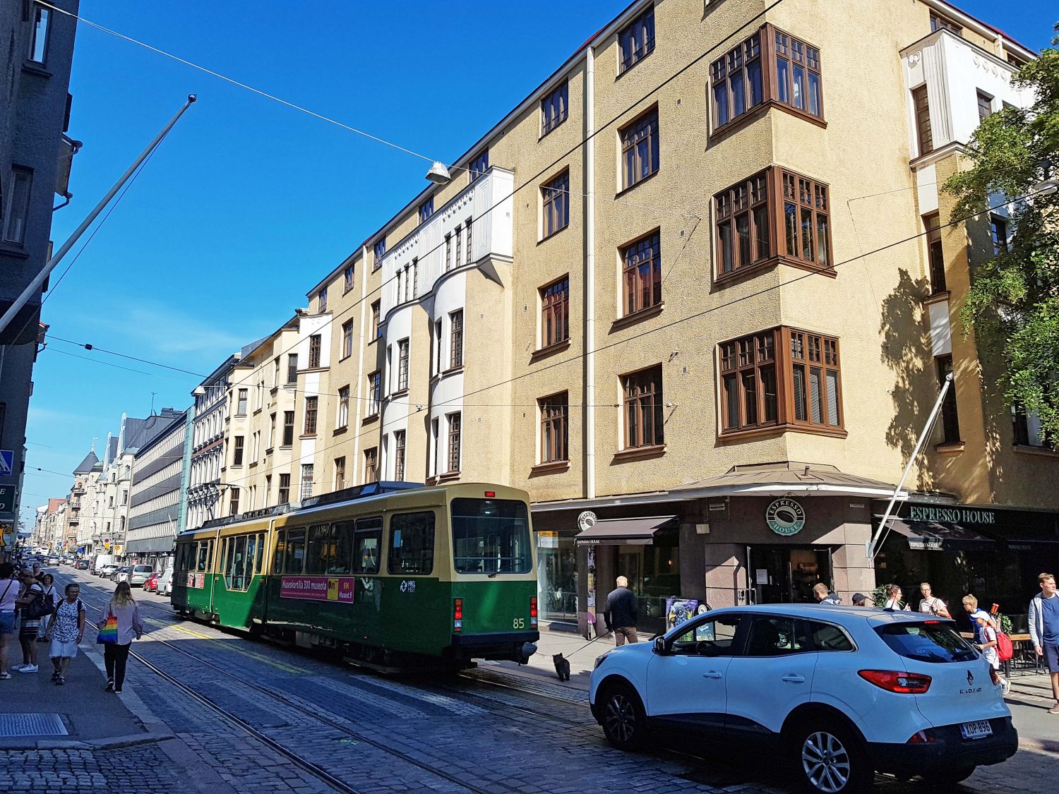 Hyvä liikehuoneisto vilkkaalla paikalla ratikkapysäkin kohdalla. Kaksi näyteikkunaa.