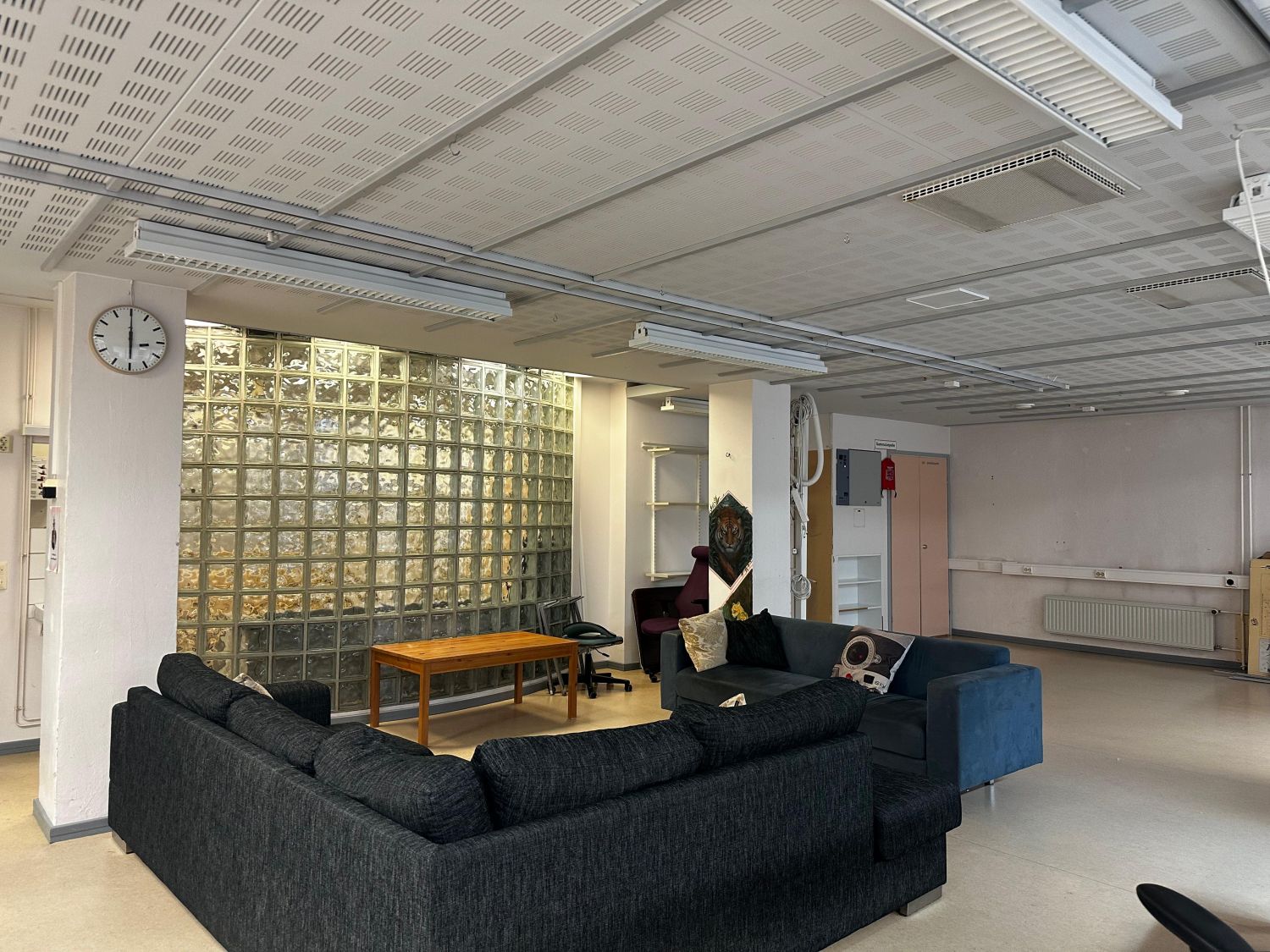 Vapaana Villatehtaan 2. kerroksesta 157 m2 työtila / avokonttori omalla keittiöllä. Avara ja muunneltava tila on monikäy...