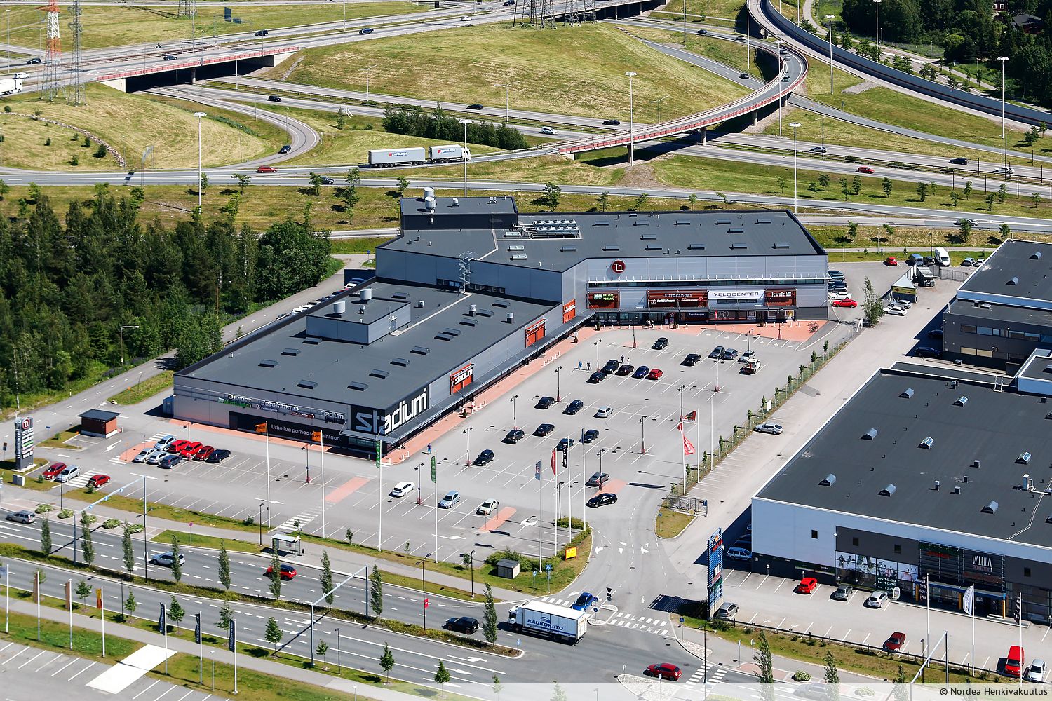 Valoisa ja hyvin suunniteltu toimisto liikekiinteistön 2. kerroksessa. Oma sisäänkäynti kiinteistön takaosasta takaa sujuvan arjen. Tilakokonaisuuteen kuuluu neljä neuvotteluhuonetta, suuri avotila viihtyisällä keittiö- ja loungealueella sekä kahdeksan rauhallista huonetoimistoa. Nordea Henkivakuutu...