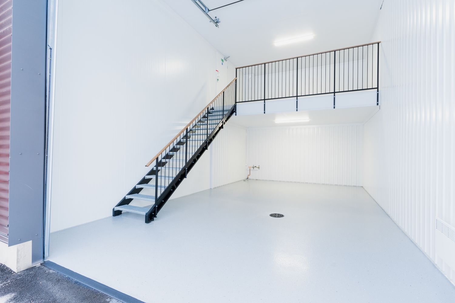 Suositulta Sääksjärven Talliosakkeelta monikäyttöinen varasto, autotalli, harraste-, toimitila 30. Tilassa jo valmiina p...