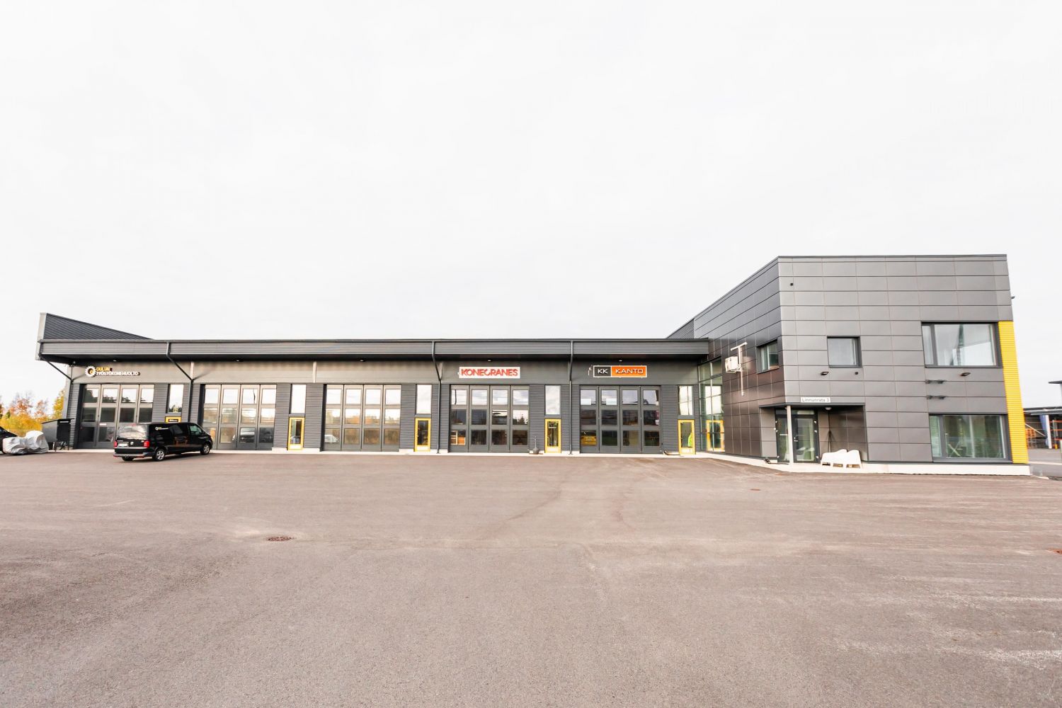 Myydään Kempeleen Zatelliitista vuonna 2022 valmistunut toimitilarakennus läheltä moottoritietä. Tilat myydään vuokrattuna. Kerrosala 1135m2, josta 800m2 hallia ja n. 300m2 toimisto- ja sosiaalitiloja. Hallitilojen korkeus 5,2m ja korkeat ikkunalliset taitto-ovet, joista yksi on sähkökäyttöinen. A...