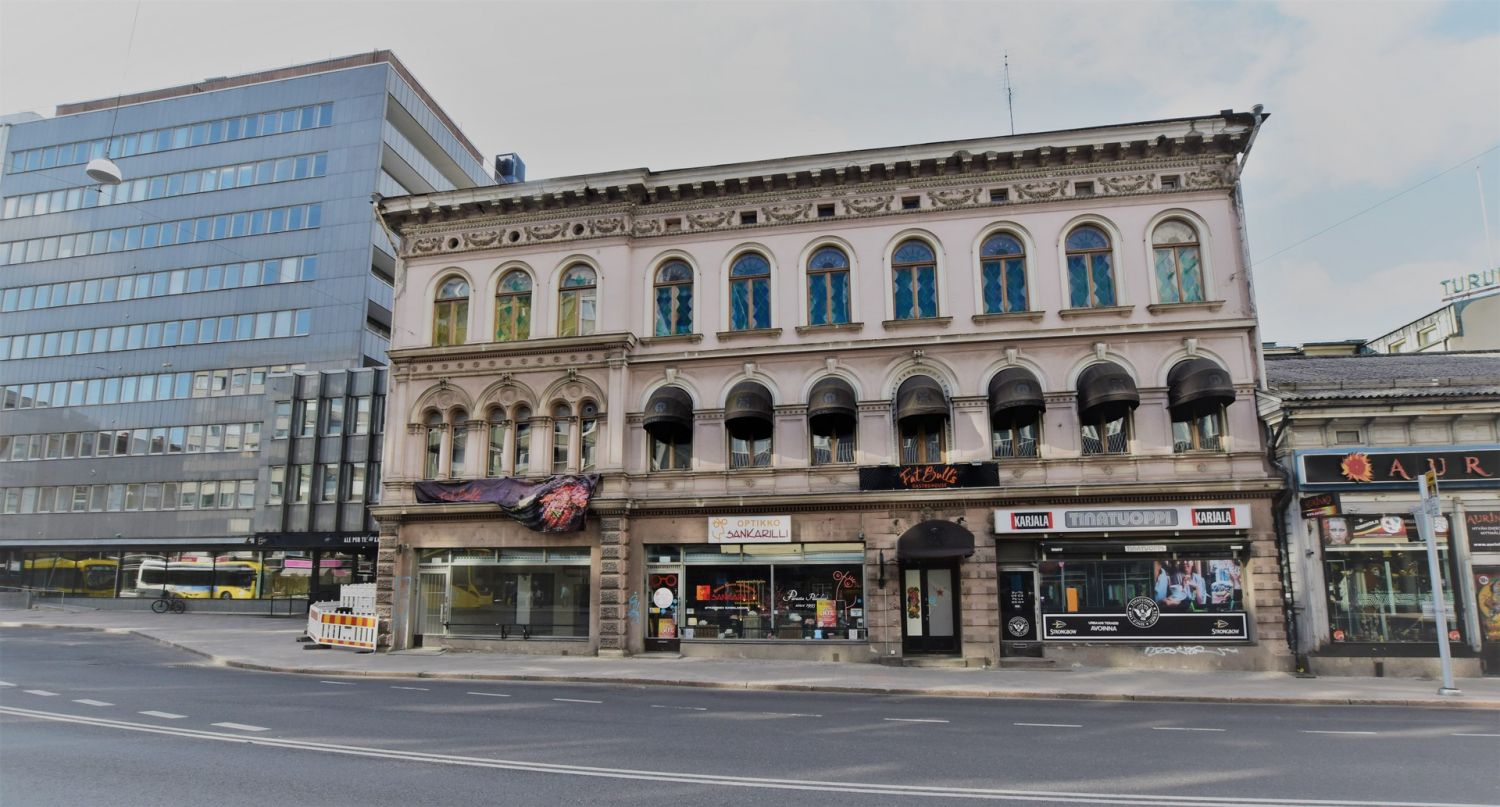 Vuokrataan 218m² ravintolatila Turun ydinkeskustasta osoitteesta Eerikinkatu 8. Tila sijaitsee kiinteistön 2. kerroksessa uudistuneen Kauppatorin, hotelli Scandic Hamburger Börsin sekä Wiklundin vieressä. Samassa kiinteistössä sekä aivan lähiympäristössä sijaitsee useita toimistoja, liiketiloja ja m...