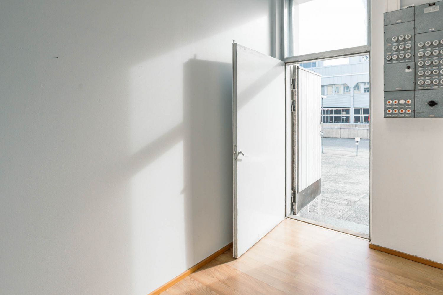 Käynti sisäpihan parkkipaikalle