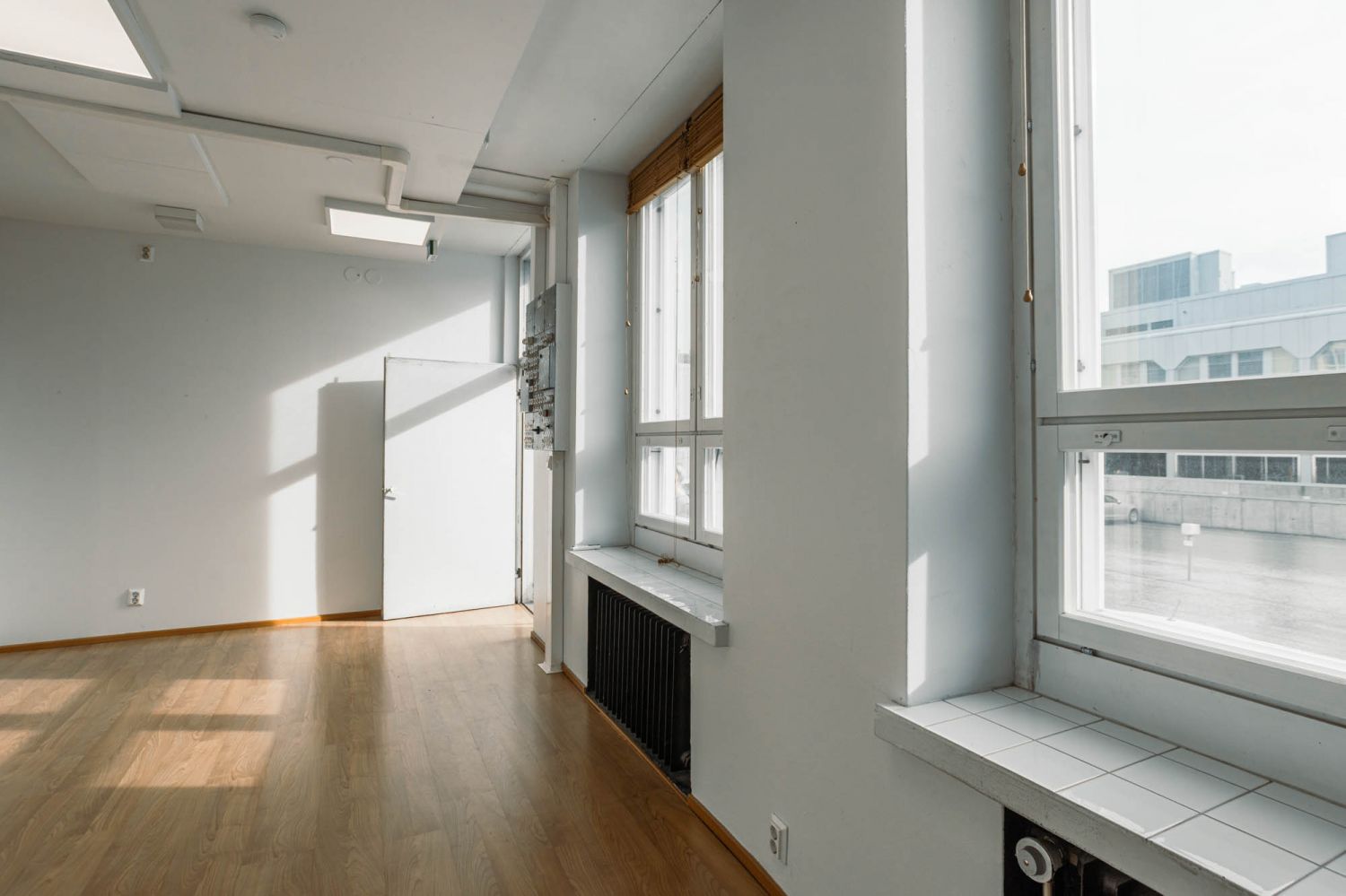 Taukohuone / Keittiö, josta myös oma sisäänkäynti suoraan sisäpihan parkkipaikalle