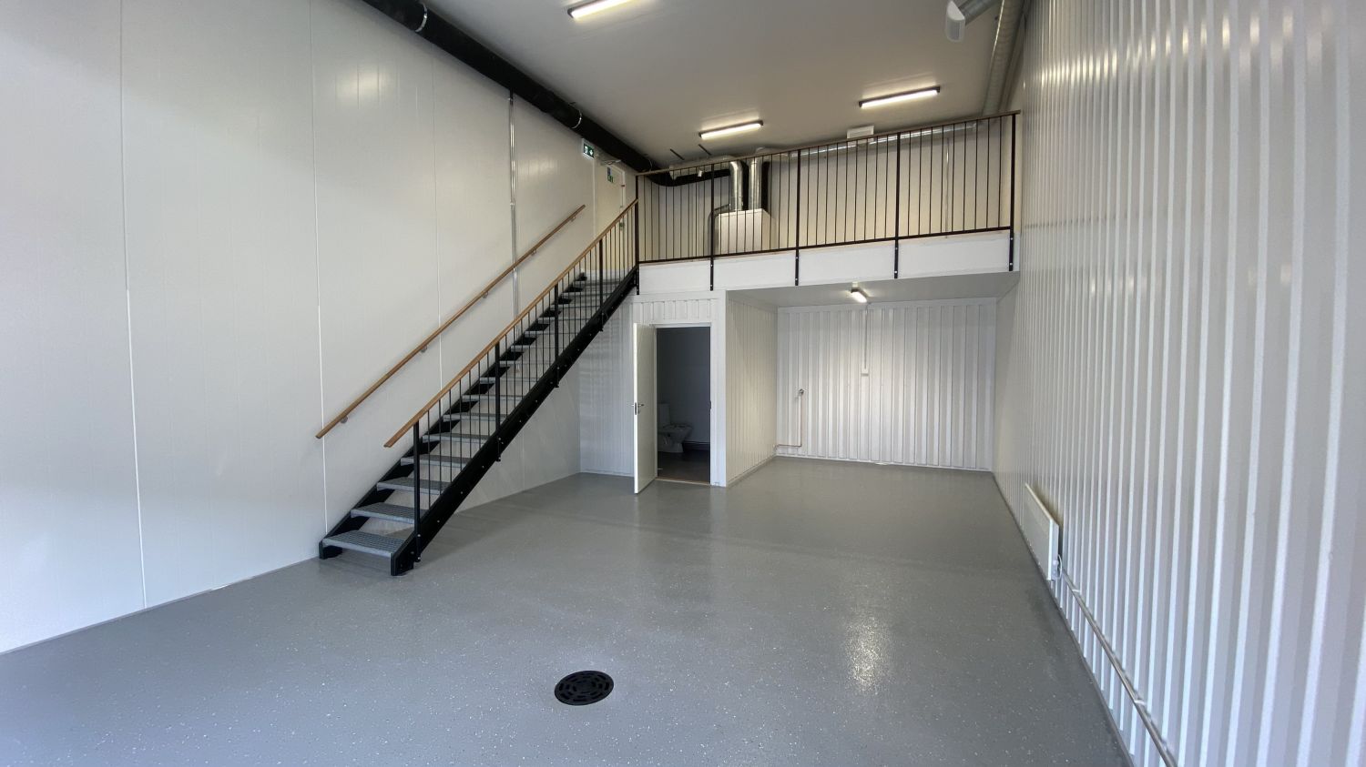 Amerin Talliosakkeella monikäyttöinen varasto, autotalli, harraste-, toimitila 37. Tämä tila myös myytävänä!