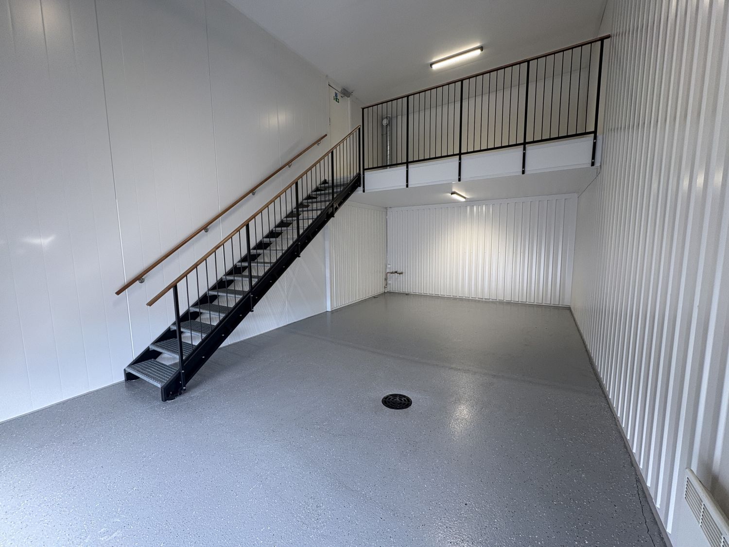 Amerin Talliosakkeella monikäyttöinen varasto, autotalli, harraste-, toimitila 37. Tämä tila myös myytävänä!