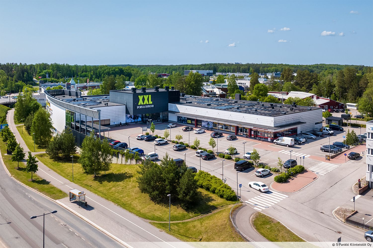 Vuokrataan liiketilaksi soveltuva tilakokonaisuus Espoon Suomenojalta. Kokonaisuudessa n. 3500 m² myymälätila, 250 m² varastotilasta sekä n . 240 m² toimistotilasta. Tämä vuonna 2015 valmistunut liikekeskus sijaitsee näkyvällä paikalla lähellä Länsiväylää. Ota yhteyttä ja kysy lisätietoja kohteesta!...