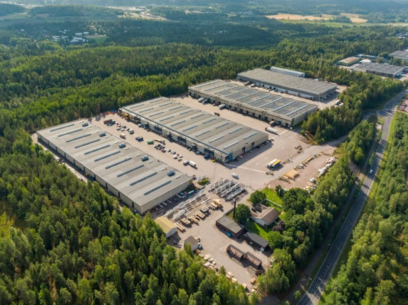 Vuokrattavissa modernia varasto-/logistiikkatilaa, vapaa korkeus n. 10 m. Lohkot ovat kooltaan  n.1600-1700 m2 ja niissä...