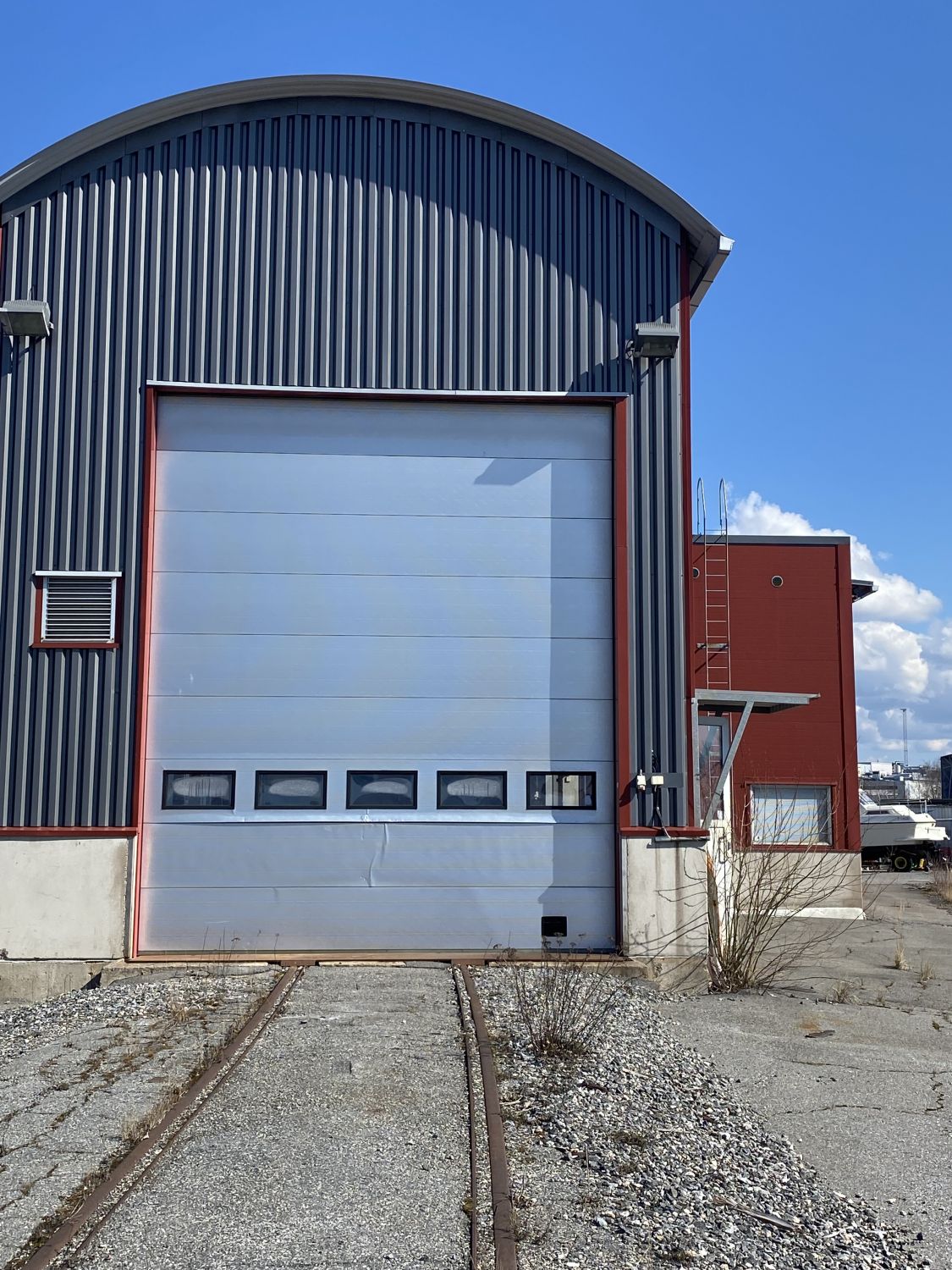 Vuokrataan 180 m2 varasto/hallitila vahvalla pohjalla vartioidulta alueelta