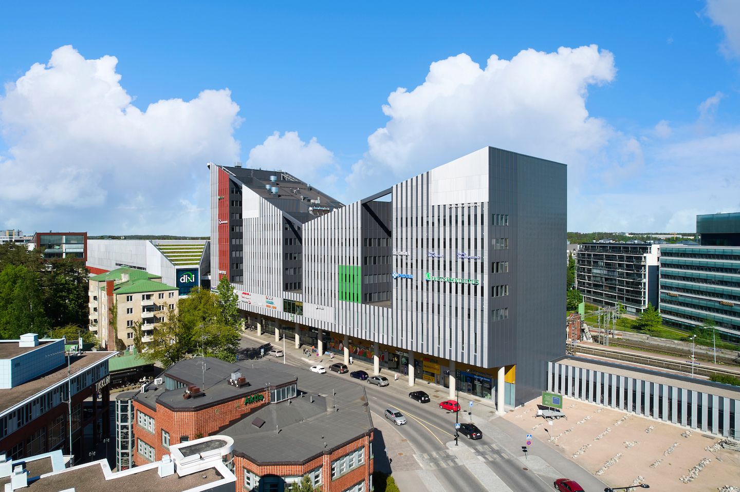 Vantaan Tikkurilassa sijaitseva Dixi tarjoaa monipuolisia toimitiloja vilkkaan asemapaikan yhteydessä