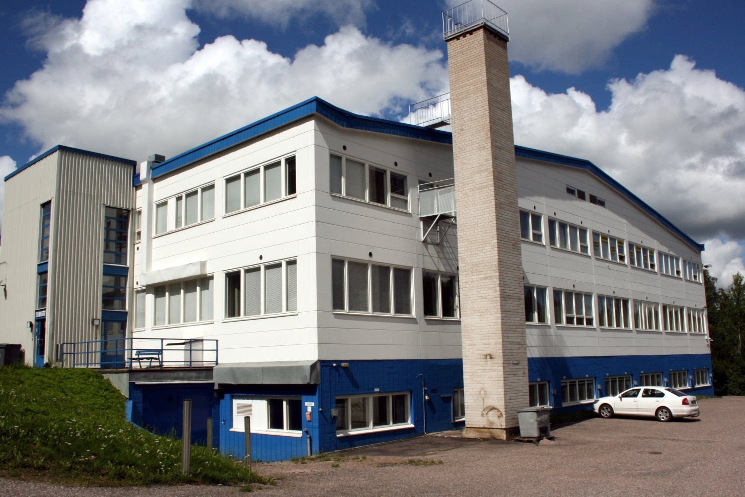 Vuokrattavana siisti ja lämmin noin 200 m2 tuotanto- tai varastotila rakennuksen ensimmäisessä kerroksessa. Tilassa on väliseinä kulkuaukolla. Ei lattiakaivoa, joten tila ei sovellu autopesula- tai korjaamotoimintaan. Oviaukon leveys on 2,20 m. Tila on sisäänajettava, ja nosto-oven koko on 3 x 3 m....