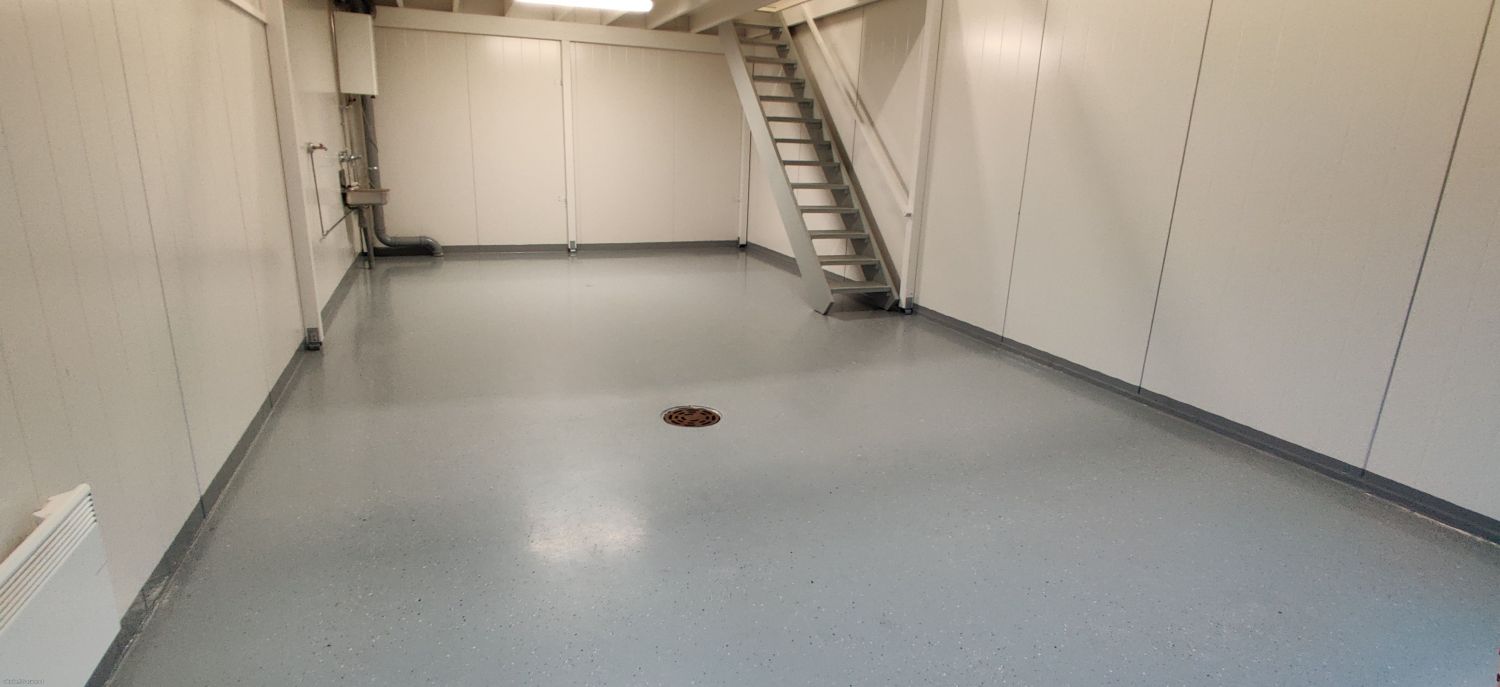 Suositulta Linnakallion Talliosakkeelta monikäyttöinen varasto, autotalli, harraste-, toimitila 53. 