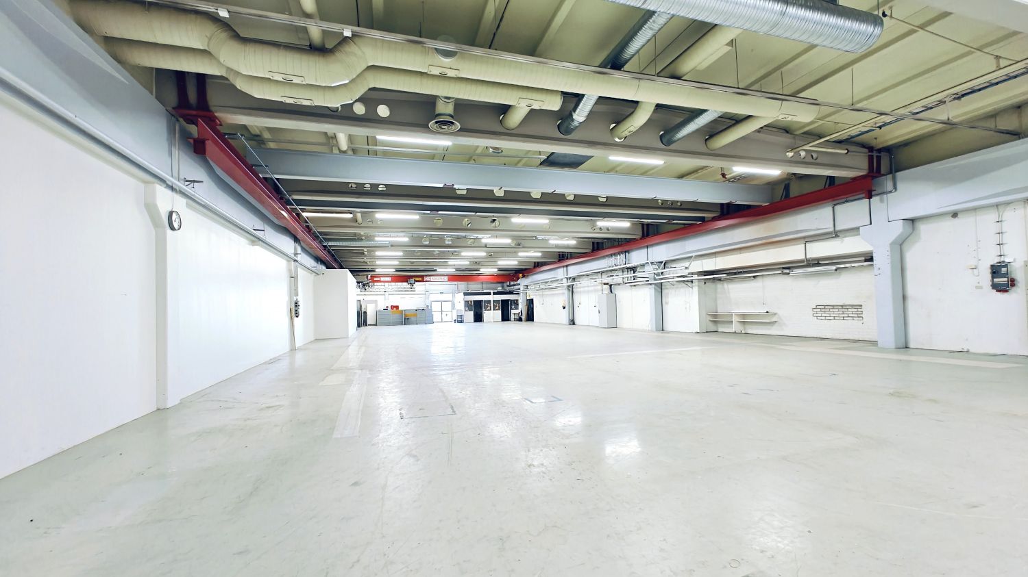 Vuokrattavana 800 m² varastotila lastauslaiturin nosto-ovella ja käyntiovella Helsingin Konalassa. Tilan korkeus on n. 6...