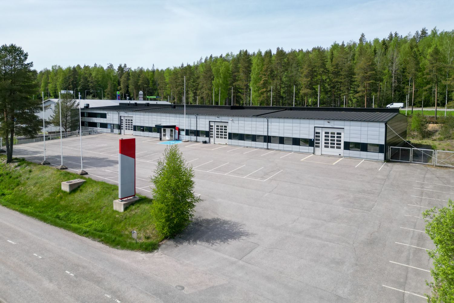 Monikäyttöinen ja muunneltava hallikiinteistö Lohjan Sauvonrinteessä. Laaja ja korkea halli/myymätila sekä korjaamo ja toimistotilat. Tilat ovat jaettavissa ja muokattavissa vuokralaisen tarpeiden mukaan.