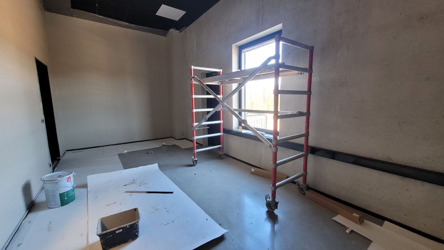 Yläkerran toimistotilaa