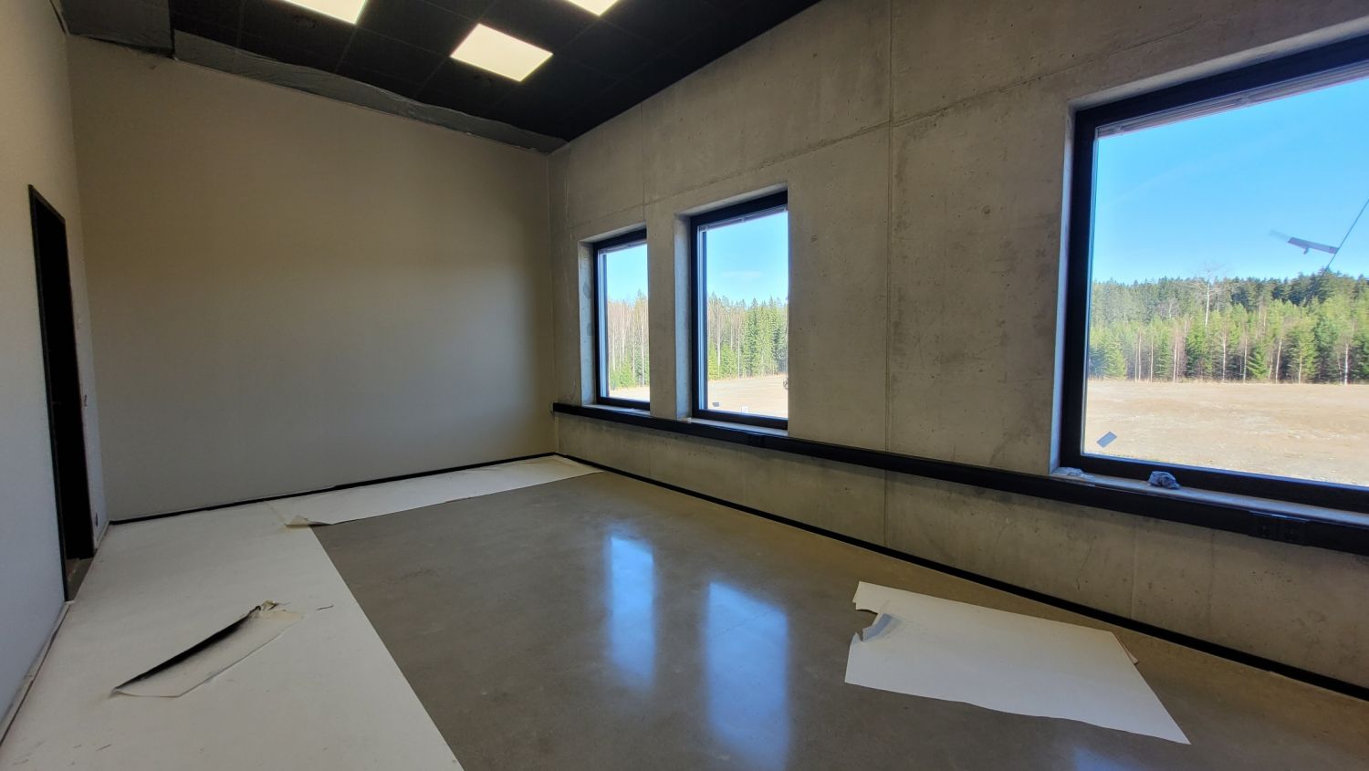 Yläkerran toimistotilaa