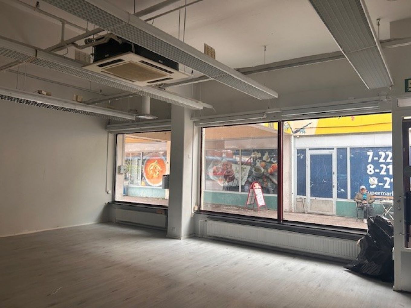 Nyt vuokrattavissa pieni katutason liiketila Hakunilan torilla. Tila soveltuu mainiosti monentyyppiseen liiketoimintaan ...